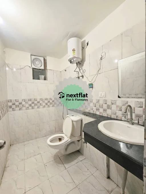 2BHK in Sector 70, Sector 70, Noida - Photo 1